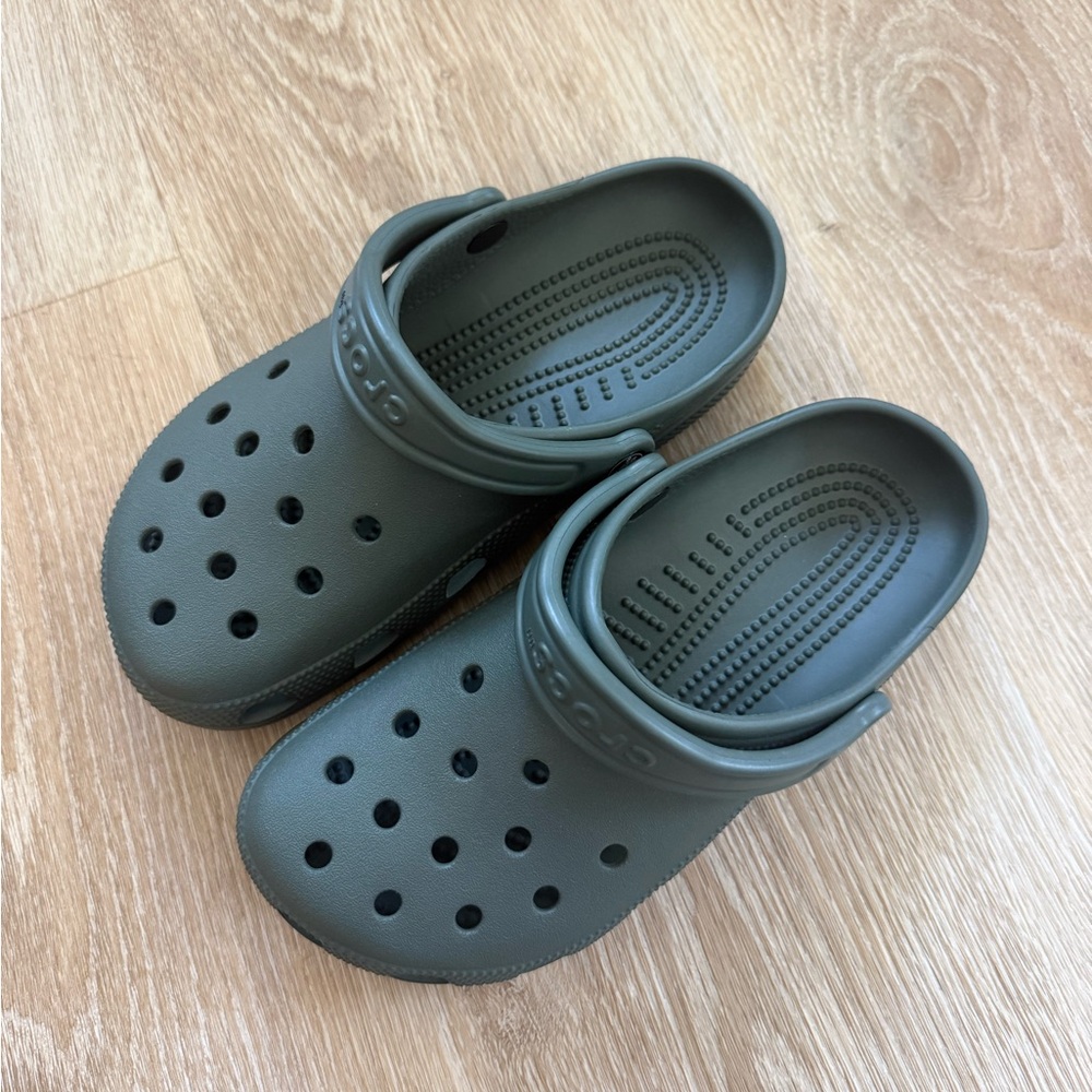 NEW COLOR CROCS Classic Clog Field Green W7/M5 - Picture 2 of 4